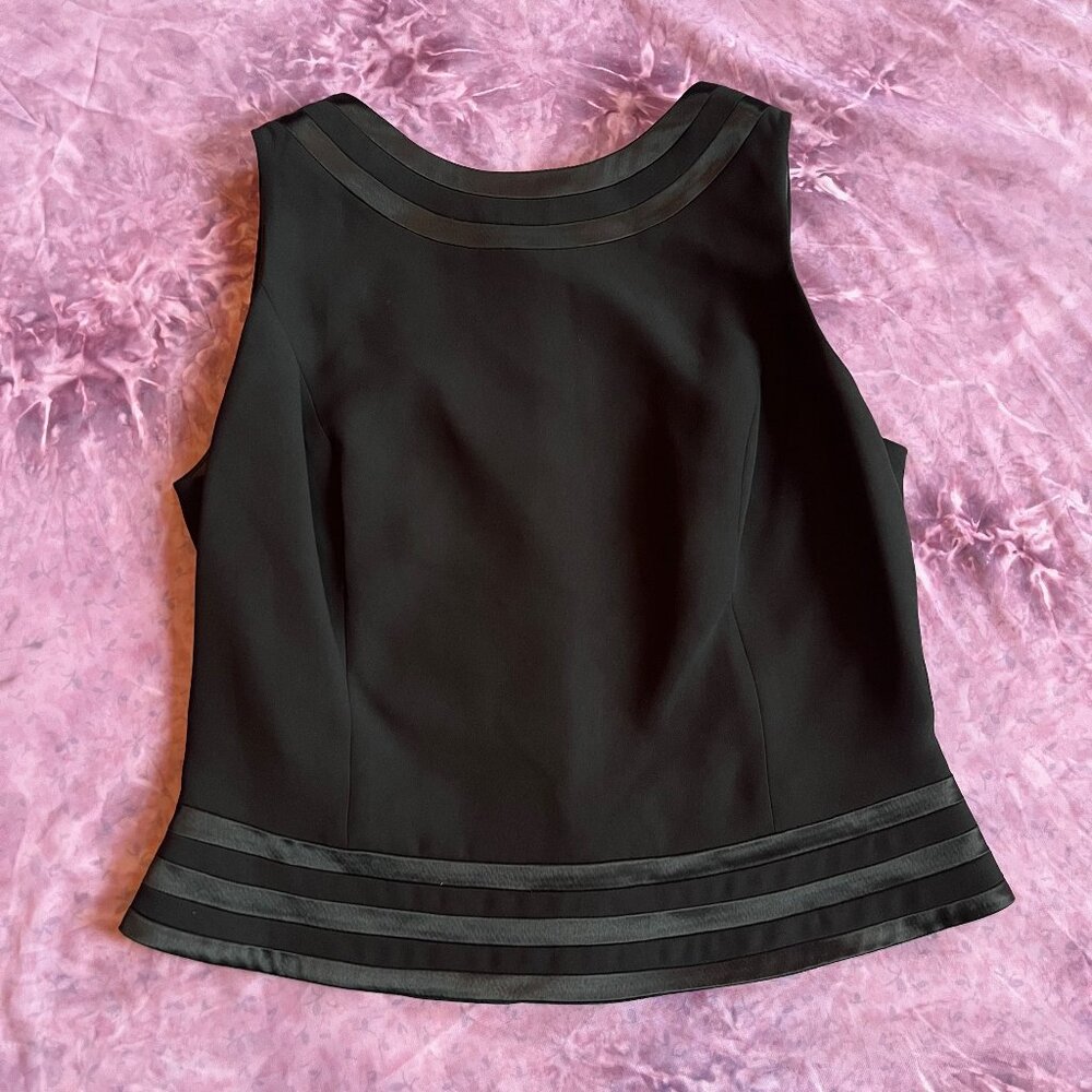 JONES NEW YORK  princess cut black blouse size medium
